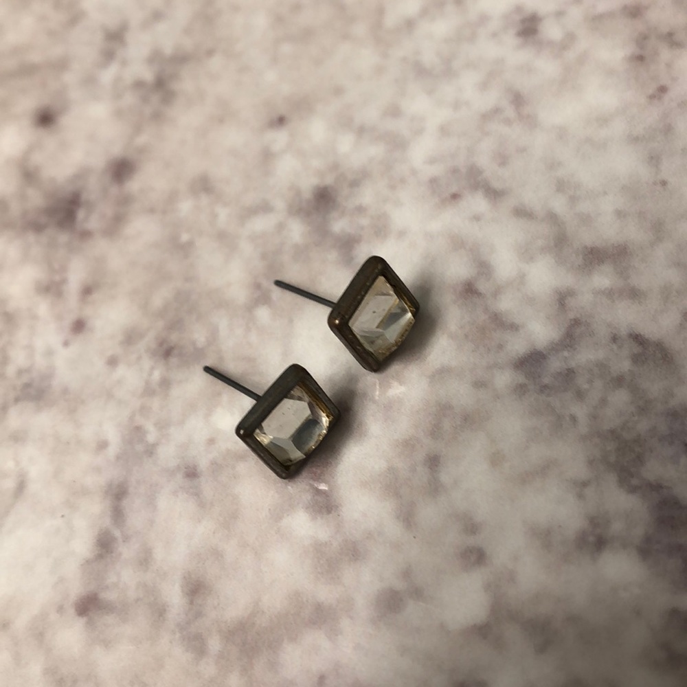 Square shaped stud earrings - Picture 3 of 4